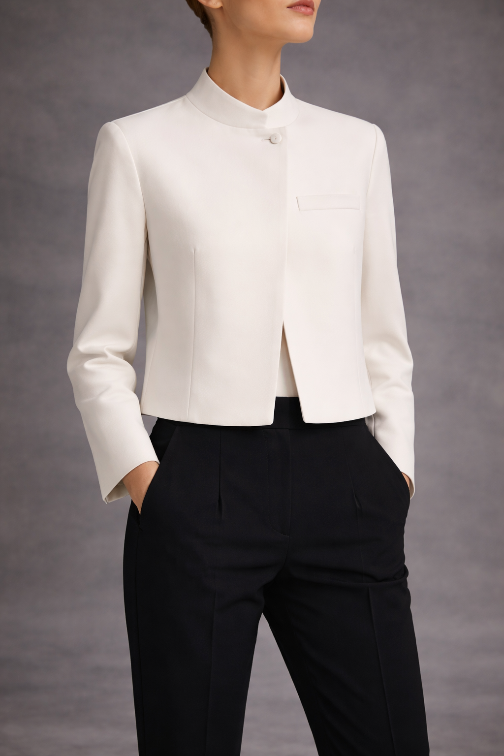 Blazer Corto Minimalista en Blanco Marfil